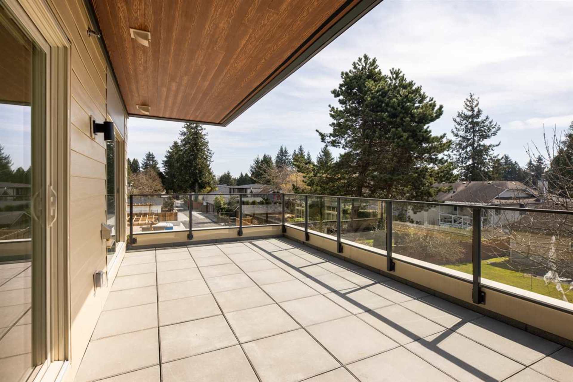 211 – 14022 North Bluff Road, White Rock: sold by Lance Brown